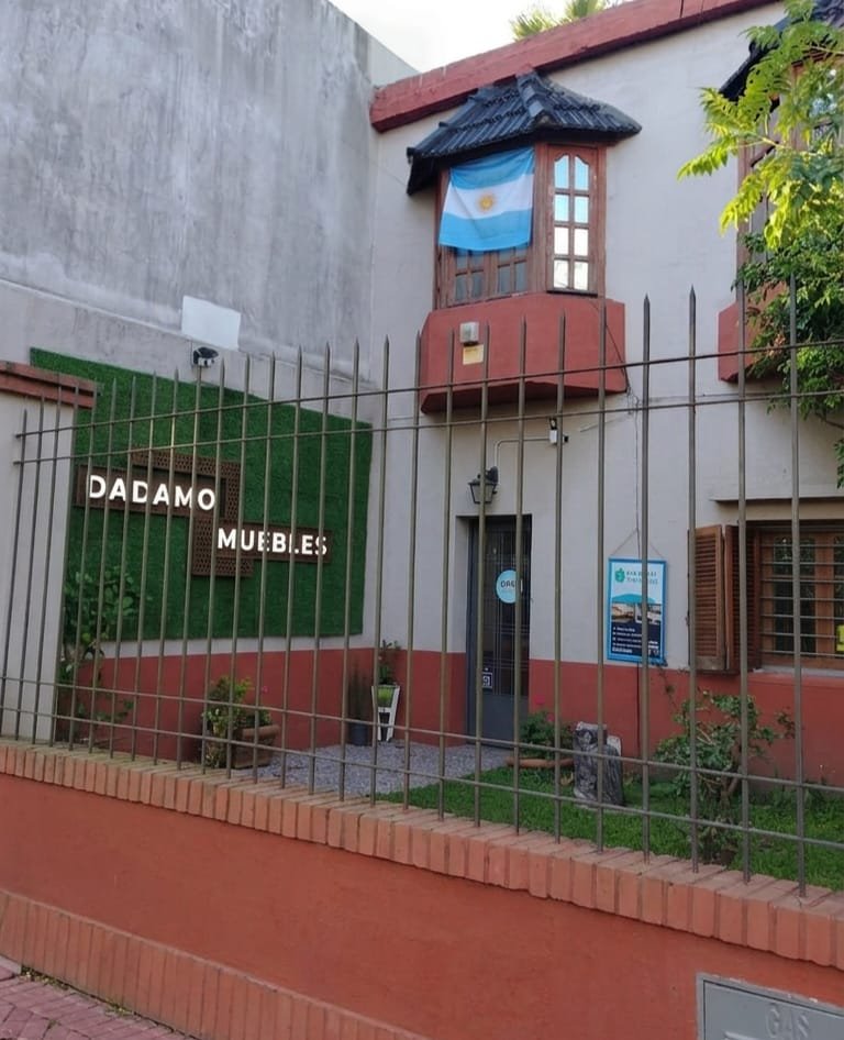 Interior del showroom de Dádamo Muebles