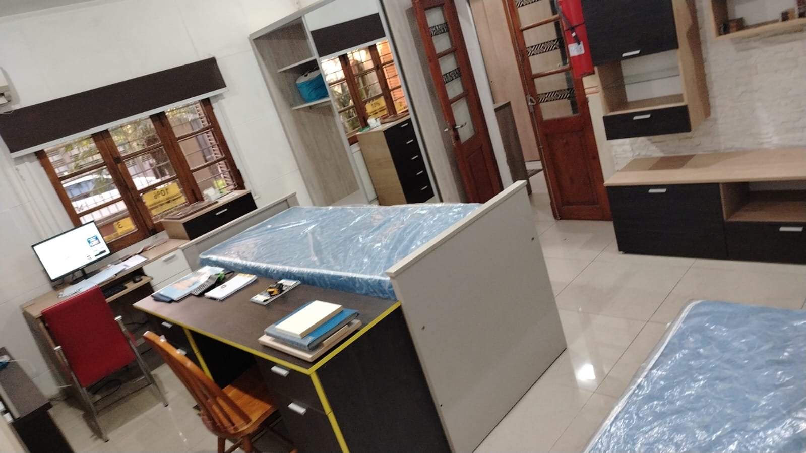 Frente del showroom de Dádamo Muebles en Rosario