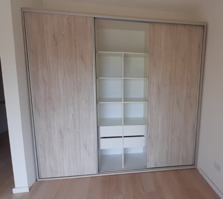 Interior de mobiliario diseñado a medida por Dádamo Muebles