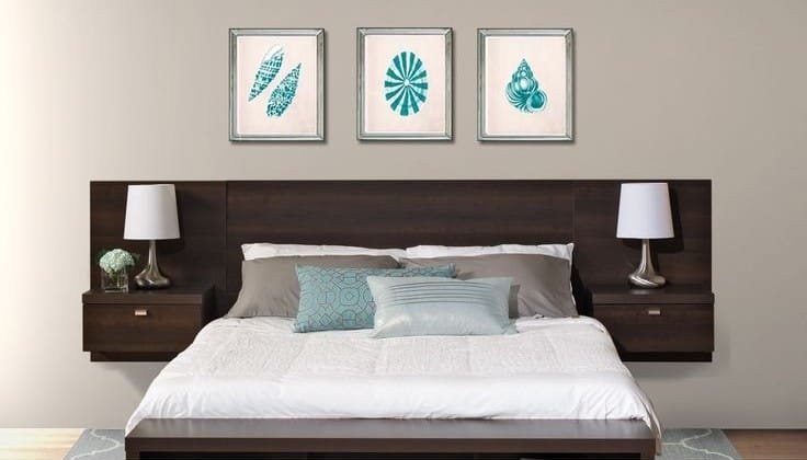 Dormitorio con cama matrimonial y mesas de luz