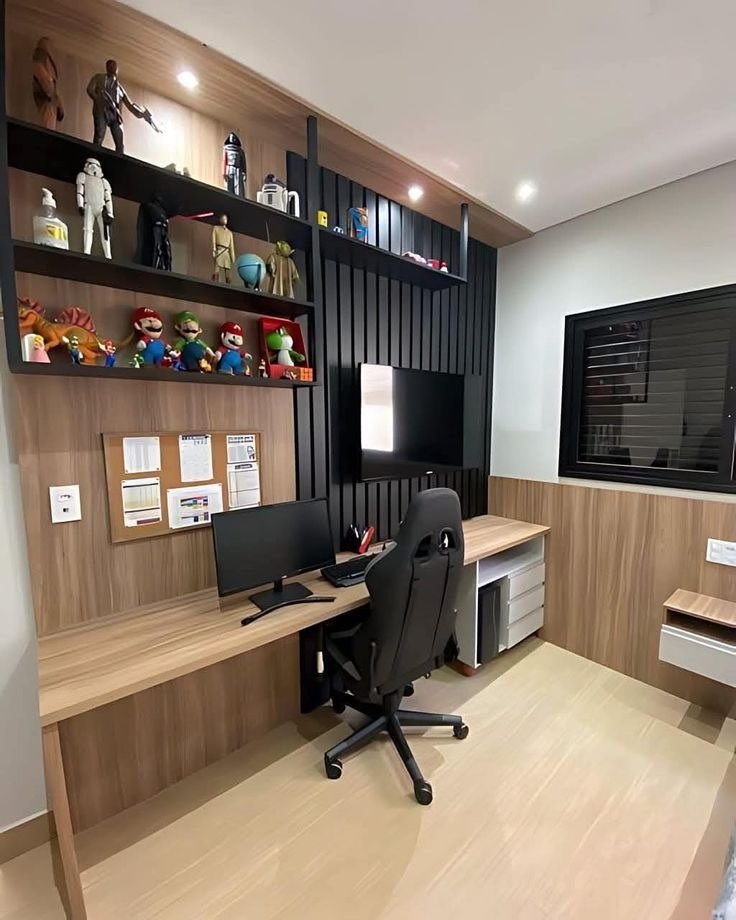 Escritorio a medida en madera con estanterías y espacio de guardado