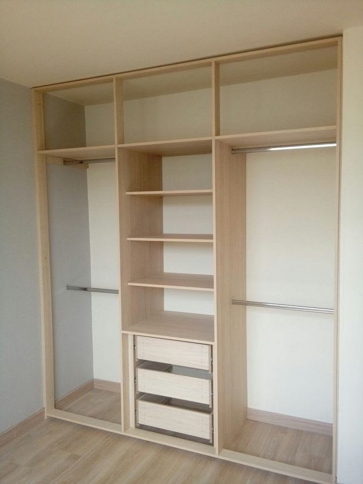 Interior de placard en madera clara con estantes, cajones y barrales