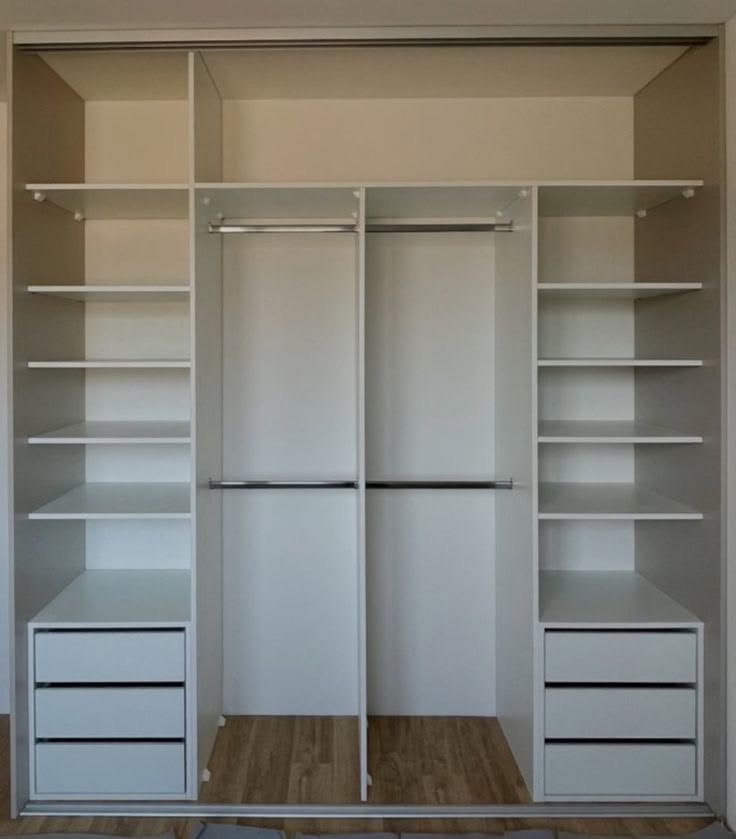 Interior de placard gris con estantes laterales, cajones y doble barral