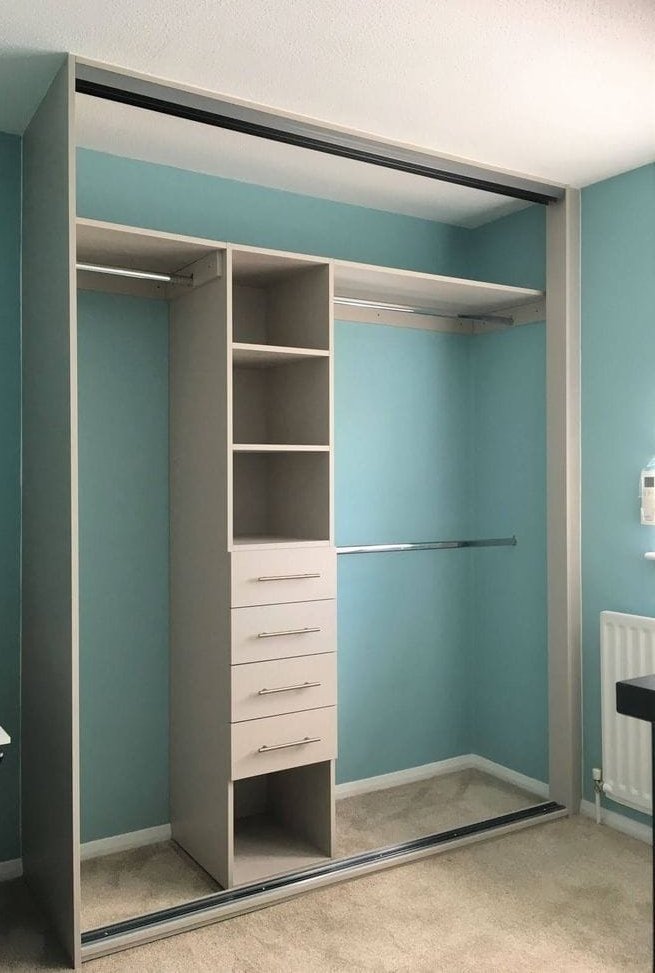Interior de placard moderno con cajonera central, estantes y barrales