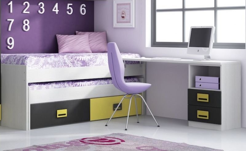 Dormitorio juvenil en tonos violeta con cama y escritorio integrado