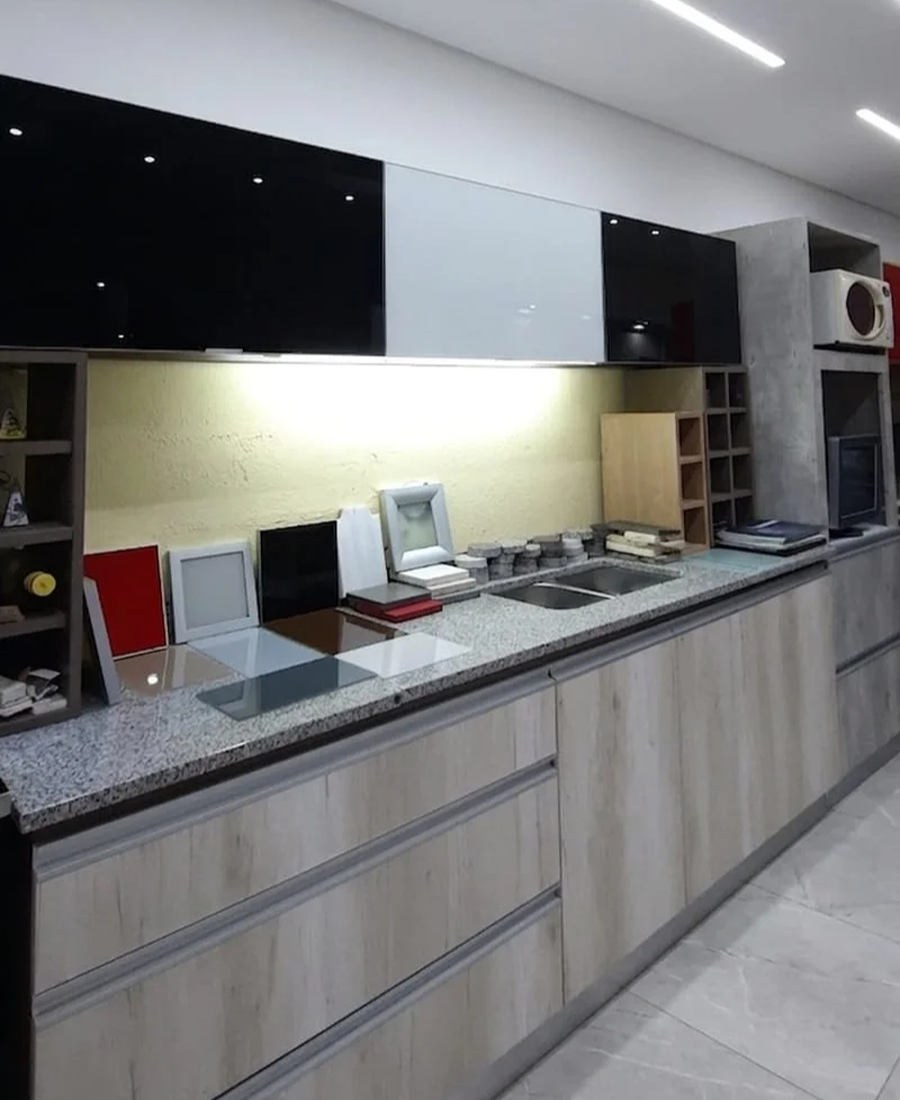 Showroom de Dádamo Muebles con muestras de colores y terminaciones