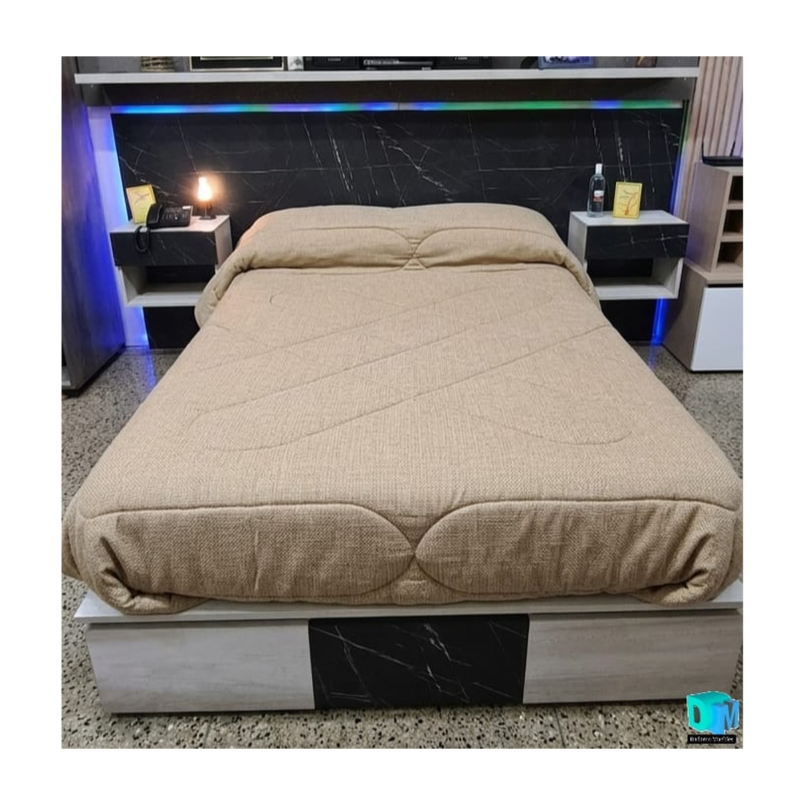 Cama 1,40 x 1,90 m con botinero, mesas voladas y respaldo