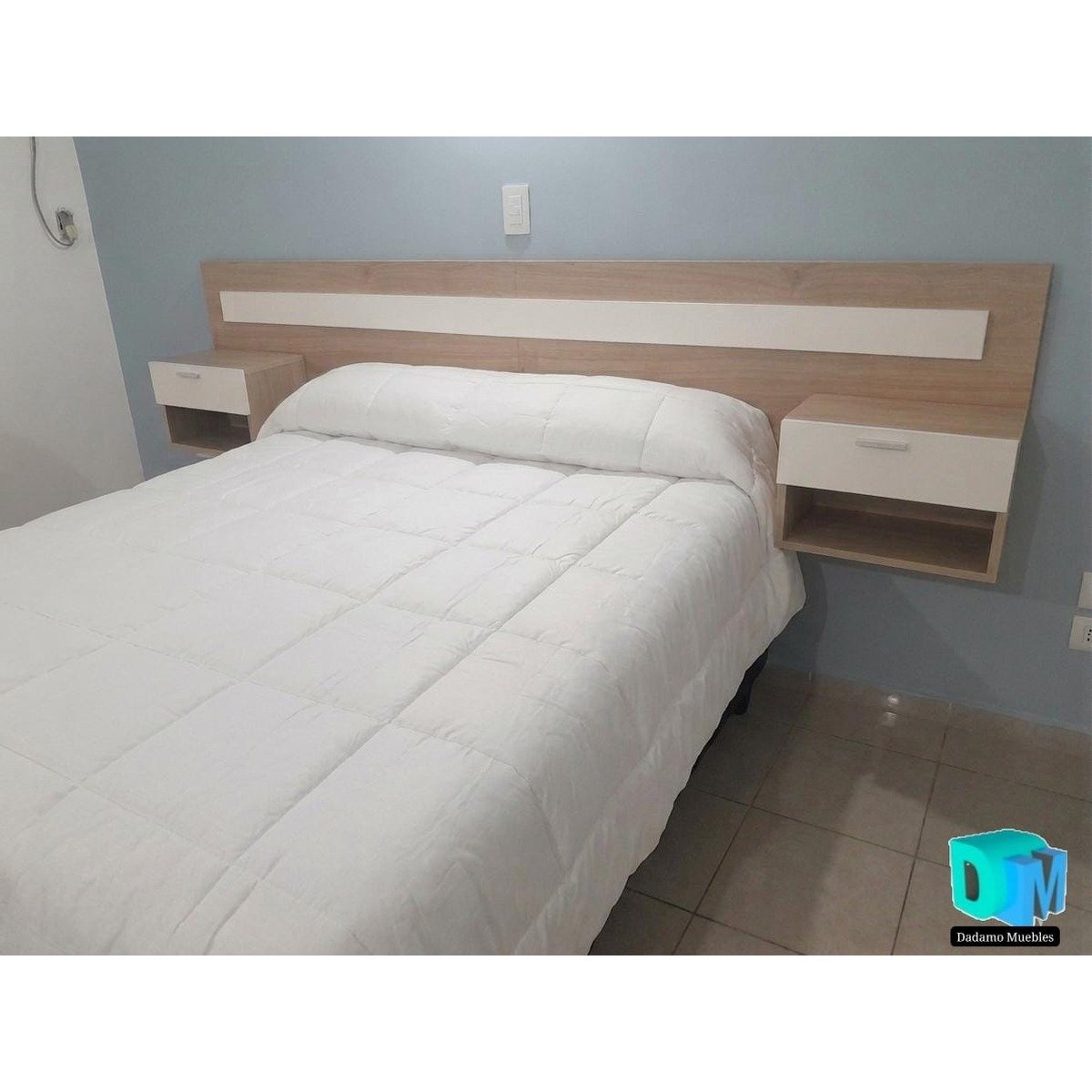Respaldo de cama 2,60 x 0,60 m en roble y blanco con mesitas flotantes